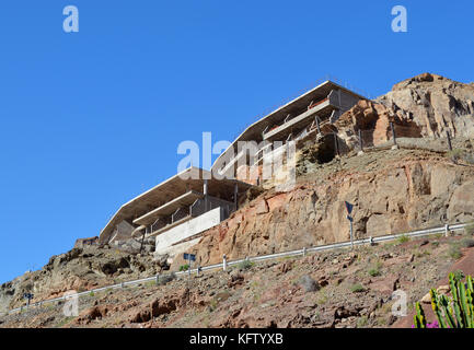 Guardando verso l'alto un hotel incompiuta al Taurito Gran Canaria Spagna. Foto Stock