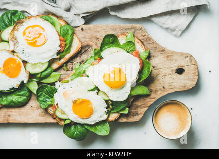Sana colazione panini e caffè a bordo Foto Stock