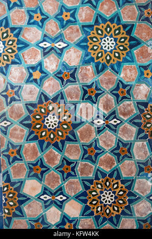 Asian vecchio mosaico ceramico. elementi di ornamento orientale su piastrelle di ceramica Foto Stock