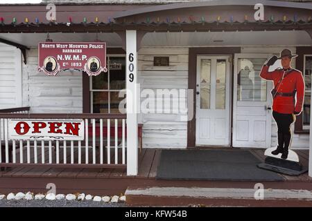 Ingresso esterno della porta del museo delle caserme RCMP d'epoca della polizia montata a nord-ovest. Storica Place Main Street Canmore, Alberta, Canada Foto Stock