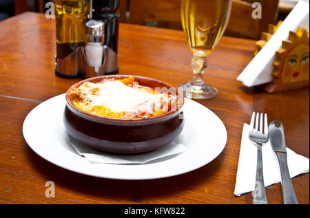 Preparata di fresco lasagne in una ciotola tradizionale Foto Stock