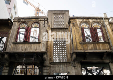 Le rovine di una tradizionale casa libanese con una gru a Beirut, Libano Foto Stock