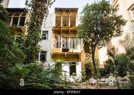 Le rovine di una tradizionale casa libanese circondato da alberi e cespugli a Beirut, Libano Foto Stock