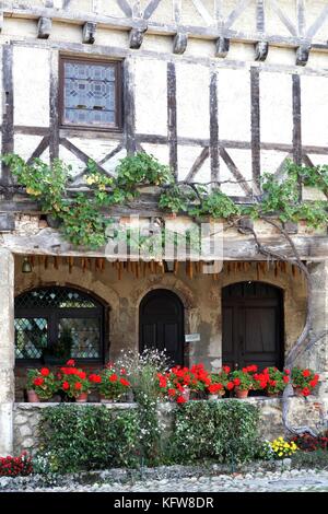 Casa nel borgo medievale di Perouges in Francia Foto Stock