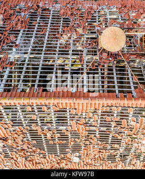 Quasi completamente distrutto il tetto di una casa, foto aeree Foto Stock