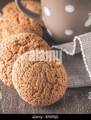 I cookies di avena su marrone in legno rustico sfondo con spazio per il testo Foto Stock