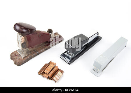 Vecchio vintage retrò cucitrice in metallo con punti metallici isolati su sfondo bianco Foto Stock