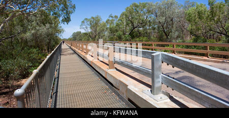 Incrocio principale oltre il possente Fiume Fitzroy vicino a Derby,North Western Australia , è il Willare 1.280-piedi lungo (390 metri) ponte con un percorso a piedi. Foto Stock