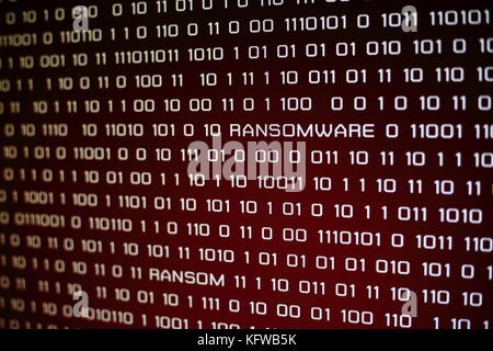 Hacked monitor. ransomware. binario i numeri digitali su schermo rosso con riscatto word sullo schermo. Foto Stock