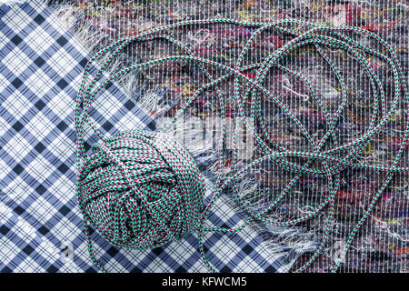 Palla di corda colorato su sfondo di stoffa Foto Stock