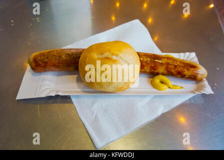 Il bratwurst con senape e pane, Lucullo grill chiosco, St Pauli, Amburgo, Germania Foto Stock