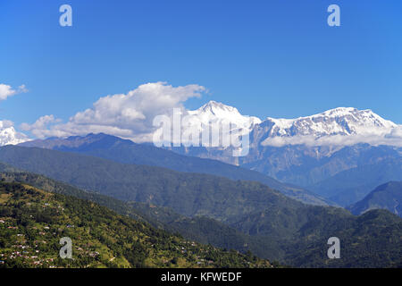 Il massiccio di Annapurna in Himalaya è situato a nord della parte centrale del Nepal. Esso raggiunge un altezza di oltre 8000 m di Annapurna (i). Foto Stock