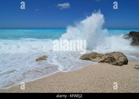 Grandi onde, pietre e splash, pulita, l'acqua turchese del famosissimo Kathisma spiaggia, Lefkada Island, Grecia Foto Stock