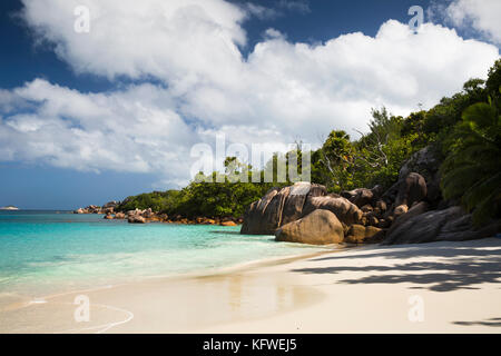 La Seychelles, Praslin, Anse Lazio, spiaggia, la mattina presto, rocce di granito scolpite dal mare Foto Stock