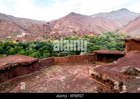 Megdaz, Marocco, 15 ottobre, 2017: megdaz è un tradizionale villaggio berbero situato in alto atlante, a quasi 2000 metri, costruito sulla montagna s Foto Stock