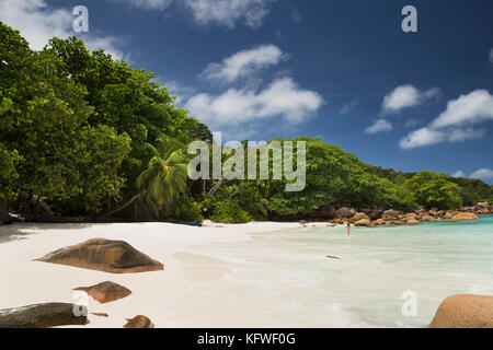 La Seychelles, Praslin, Anse Lazio, spiaggia, turistico in fondali bassi Foto Stock