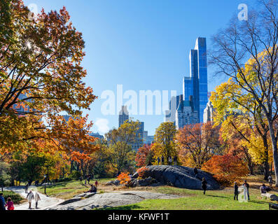 Il Central Park di New York City, guardando verso il Midtown skyline di Manhattan, New York, NY, STATI UNITI D'AMERICA Foto Stock