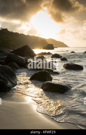 La Seychelles, Praslin, Anse Lazio, Spiaggia, sole che tramonta sulla costa nord Foto Stock