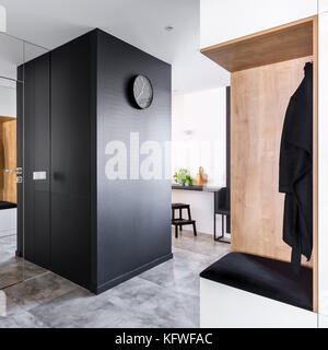 Anticamera con moderna parete a specchio aperta alla cucina Foto Stock