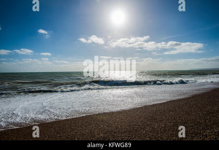 Cooden Beach. Cooden, vicino a Bexhill-on-Sea, offre splendide viste sulla spiaggia verso Pevensey Bay, Beachy Head e Eastbourne. Un ottimo posto per ascoltare il ruggito del surf. Foto Stock