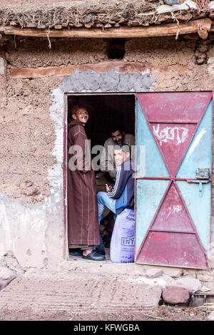 Megdaz, Marocco, 15 ottobre, 2017: un negozio locale con uomo berbero, megdaz un tradizionale villaggio berbero situato in alto atlante, costruita sul mou Foto Stock