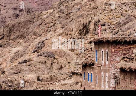 Megdaz, Marocco, 15 ottobre, 2017: indigeni popolo berbero in megdaz, un villaggio situato in alto atlante, costruita sulle pendici delle montagne, fatta di Foto Stock