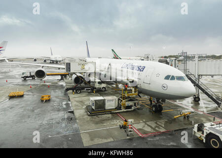 Lufthansa piano essendo servita presso aeroporto Charles de Gaulle, Pais, Francia. Foto Stock