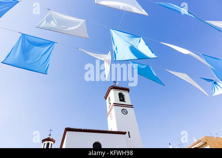 Chiesa cattolica di Nuestra Senora del Rosario di Fuengirola, con decorazione di banner, celebrazione, durante la feria, Andalusia, Spagna. Foto Stock