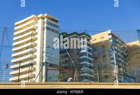 Appartamenti edifici residenziali e da basket, calcio giochi davanti, Malaga, Costa del Sol, Spagna. Foto Stock