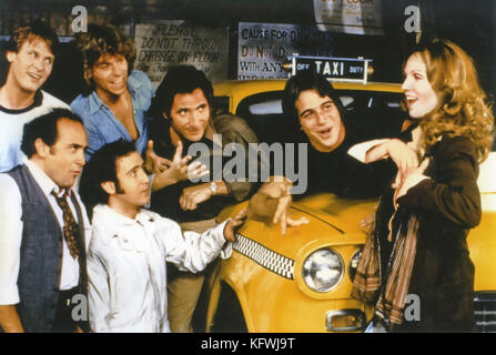 Taxi 1978-1983 Paramount serie televisiva con da sinistra: Randall Carver, Jeff Conaway, Judd Hirsch, Tony Danza, Marilu Henner. Di fronte a sinistra Danny DeVito e Andy Kaufman Foto Stock