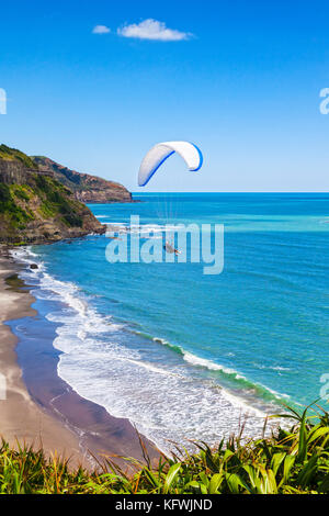 Parapendio a baia maori, Auckland, Nuova Zelanda. Foto Stock