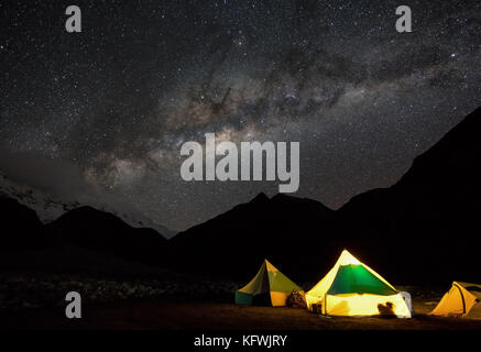 Cielo stellato e la Via Lattea oltre la base Ishinca camp, Perù Foto Stock