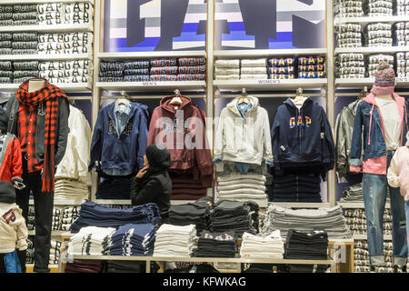 I clienti a fare acquisti nel nuovissimo spazio "global brand flagship store' in times square a new york lunedì, 30 ottobre 2017. oltre al normale divario merchandise store è la casa di esclusivo 'gap times square' abbigliamento di marca. il gap store e il suo old navy vicini occupano 62.000 piedi quadrati nello spazio precedentemente occupato da Toys R us che aveva 100.000 piedi quadrati. (© richard b. levine) Foto Stock