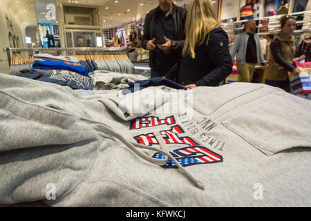 I clienti a fare acquisti nel nuovissimo spazio "global brand flagship store' in times square a new york lunedì, 30 ottobre 2017. oltre al normale divario merchandise store è la casa di esclusivo 'gap times square' abbigliamento di marca. il gap store e il suo old navy vicini occupano 62.000 piedi quadrati nello spazio precedentemente occupato da Toys R us che aveva 100.000 piedi quadrati. (© richard b. levine) Foto Stock