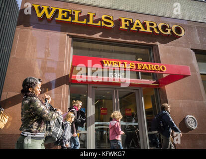 Un ramo di Wells Fargo a new york Sabato, Ottobre 28, 2017. (© richard b. levine) Foto Stock