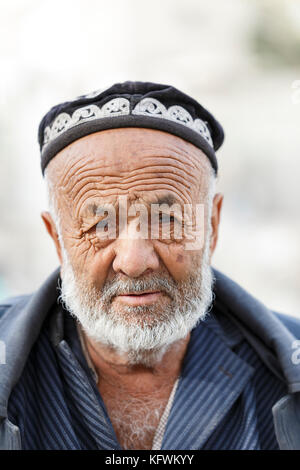 Hotan,Cina - ottobre: 03,2017 uyghur elder vende la sua merce nel mercato locale su ottobre 03, Cina. Foto Stock