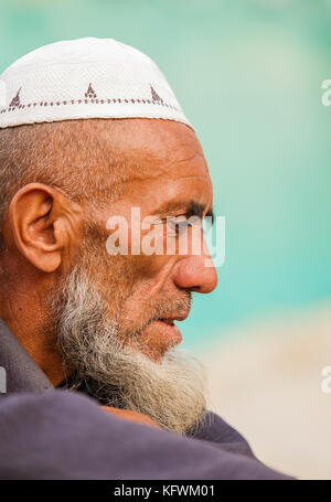 Hotan,Cina - ottobre: 03,2017 uyghur elder vende la sua merce nel mercato locale su ottobre 03, Cina. Foto Stock