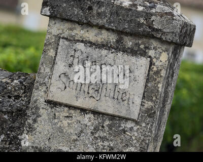 SAINT-EMILION, FRANCIA - 07 SETTEMBRE 2017: Cartello scolpito all'ingresso del vigneto Clos St Julien. Il vigneto è un vigneto Grand Cru Classe. Foto Stock