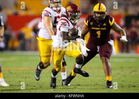 TEMPE, AZ - 28 ottobre: Ronald Jones II (25), dell'USC Trojans corre per guadagno durante un collegio partita di calcio tra la USC Trojans e ASU Sun Devils il 28 ottobre 2017 presso il Sun Devil Stadium di Tempe, Arizona. Jordon Kelly/CSM Foto Stock