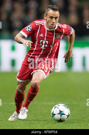 Glasgow, Regno Unito. 31 ottobre 2017. Rafinha del Bayern durante la partita di Champions League tra il Celtic FC di Glasgow e il Bayern Monaco al Celtic Park di Glasgow, Regno Unito, il 31 ottobre 2017. Crediti: Sven Hoppe/dpa/Alamy Live News Foto Stock