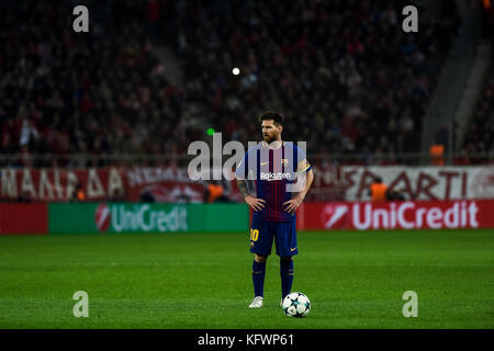 Atene, Grecia. 1 novembre 2017. Lionel messi del Barcellona in azione durante il gruppo D, la partita di calcio della UEFA Champions League tra Olympiacos e FC Barcelona allo stadio Karaiskaki nel Pireo, vicino ad Atene il 31 ottobre 2017. Crediti: Angelos Tzortzinis/DPA/dpa/Alamy Live News Foto Stock