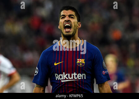 Atene, Grecia. 1 novembre 2017. Luis Suarez del FC Barcelona reagisce durante il gruppo D, la partita di calcio della UEFA Champions League tra Olympiakos e FC Barcelona allo stadio Karaiskaki nel Pireo, vicino ad Atene il 31 ottobre 2017. Crediti: Angelos Tzortzinis/DPA/dpa/Alamy Live News Foto Stock