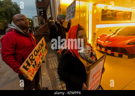 31 ottobre 2017 - Londra, Regno Unito. 31 ottobre 2017. I membri del sindacato United Voices of the World si allontanano dalla protesta a tema Halloween presso gli showroom Ferrari del concessionario di auto di lusso H R Owen a South Kensington. La protesta si è svolta ieri dopo cinque ore di lutto e di udienza disciplinare in cui i datori di lavoro hanno dato la scelta alle pulizie sospese Angelica Valencia e Freddy Lopez: Promettere di non colpire la Ferrari e accettare il vostro salario di povertà, o trovare lavoro altrove. Le pulizie sono impiegate dalla Templewood, che le ha sospese senza stipendio dopo aver votato per lo sciopero Foto Stock