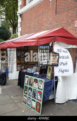 Londra, Regno Unito. 1 Nov, 2017. Regno Unito Meteo. Grigio e nuvoloso autunnale di giorno di novembre a Londra. La gente sceglie le bancarelle del mercato in St James's Chiesa Piccadilly Credito: Keith Larby/Alamy Live News Foto Stock