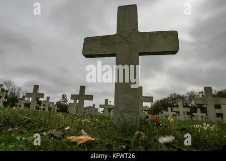 Gdansk, Polonia. 1 novembre, 2017. una vista generale della francese cimitero militare di Danzica, Polonia è visto il 1 novembre 2017 persone onorare i morti soldati francesi in occasione della festa di tutti i santi (wszystkich swietych. il cimitero contiene 1152 organismi, compresi 329 che non sono state identificate. tra di loro ci sono i prigionieri di guerra e i combattenti della resistenza o deportati politici, reclute dal lavoro obbligatorio servizio, alsatians arruolati a forza nell'esercito tedesco e fuggiaschi che erano fuggiti dai campi di detenzione e che hanno combattuto con la resistenza polacca. Credito: Michal fludra/ Foto Stock