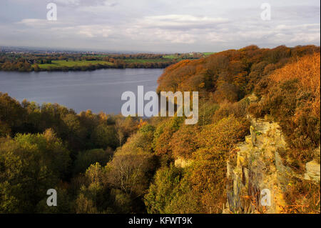 Serbatoio anglezarke e boschi, chorley, lancashire, Regno Unito. 1 novembre, 2017. Autunno dorato del sole il primo giorno di novembre al serbatoio anglezarke e boschi, chorley, lancashire, Regno Unito. Foto di credito: Paolo heyes/alamy live news Foto Stock