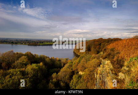 Serbatoio anglezarke e boschi, chorley, lancashire, Regno Unito. 1 novembre, 2017. Autunno dorato del sole il primo giorno di novembre al serbatoio anglezarke e boschi, chorley, lancashire, Regno Unito. Foto di credito: Paolo heyes/alamy live news Foto Stock