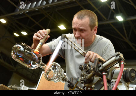 Karlovy Vary, Repubblica Ceca. 1 novembre 2017. La serie di bottiglie d'asta Pilsner Urquell 2017 è stata creata presso la vetreria Moser di Karlovy Vary, Repubblica Ceca, il 1° novembre 2017. L'asta pre-natalizia di queste bottiglie aiuterà l'ente benefico Centrum Paraple per il sesto anno. Sul soffiatore di foto Marek Nemec lavora su una bottiglia. Crediti: Slavomir Kubes/CTK Photo/Alamy Live News Foto Stock