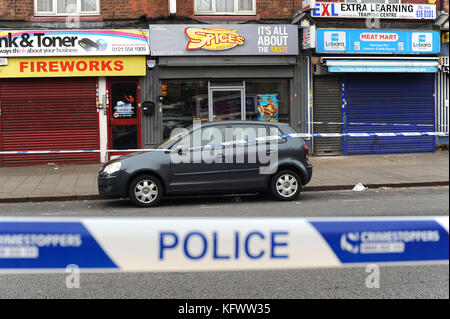 Birmingham, Regno Unito. 1 nov, 2017. la scena di un incidente che coinvolga gli spari, al di fuori delle spezie takeaway ristorante sulla strada di Soho in handsworth. west midlands servizio ambulanza erano chiamati fuori la sera precedente a circa 10.50 pm, rispondendo ad un assalto riportati al di fuori dei pasti da asporto. parte di Soho road è stato chiuso per oltre dodici ore mentre la polizia effettuare una seria di ricerche al di fuori del ristorante. Credito: Kevin hayes/alamy live news Foto Stock