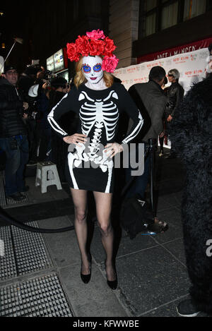 New York, Stati Uniti. 31st ottobre 2017. Heather Graham partecipa al 18th annuale Halloween Party di Heidi Klum al Magic Hour Rooftop Bar & Lounge il 31 ottobre 2017 a New York City. Credito: Erik Pendzich/Alamy Live News Foto Stock
